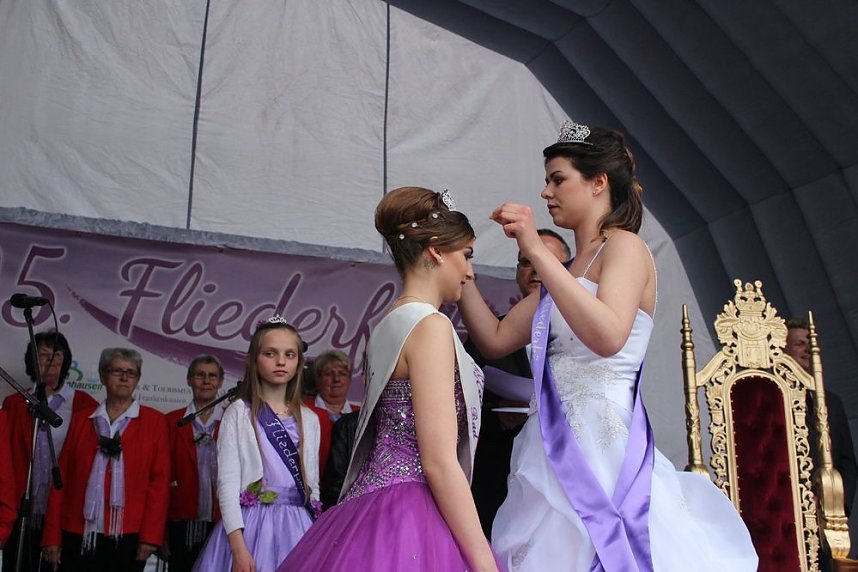 Kr&ouml;nung und Ansprache der neuen Fliederk&ouml;nigin