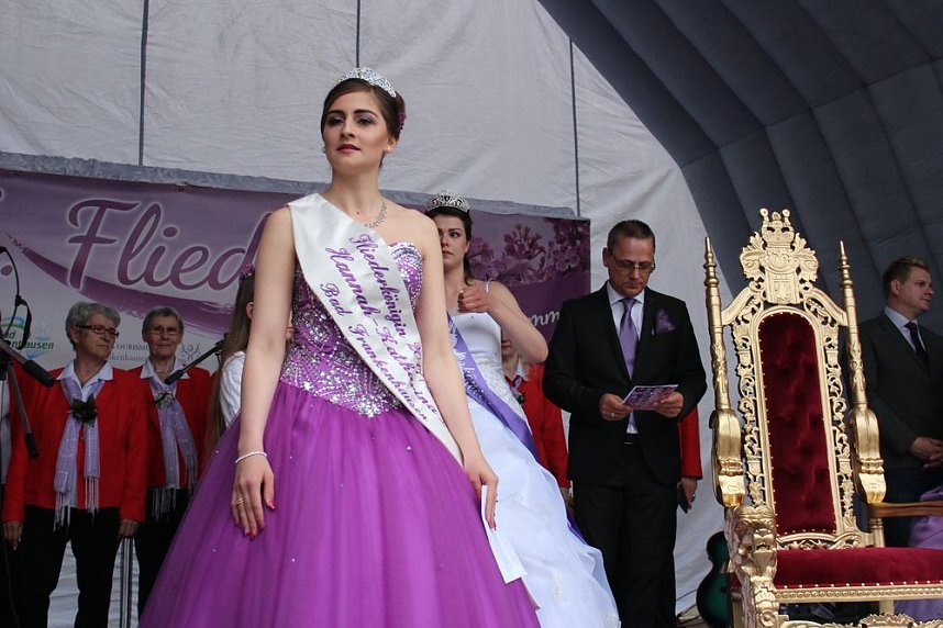 Kr&ouml;nung und Ansprache der neuen Fliederk&ouml;nigin