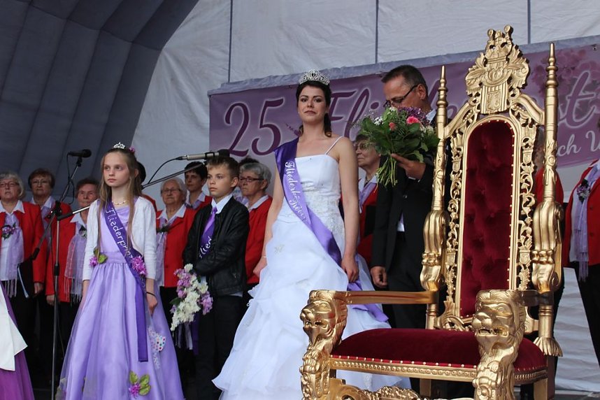 Kr&ouml;nung und Ansprache der neuen Fliederk&ouml;nigin