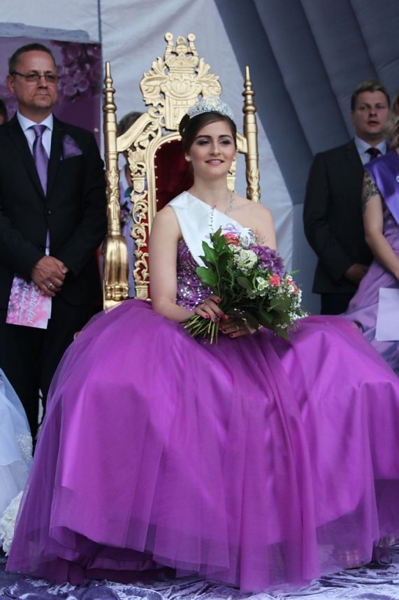 Kr&ouml;nung und Ansprache der neuen Fliederk&ouml;nigin