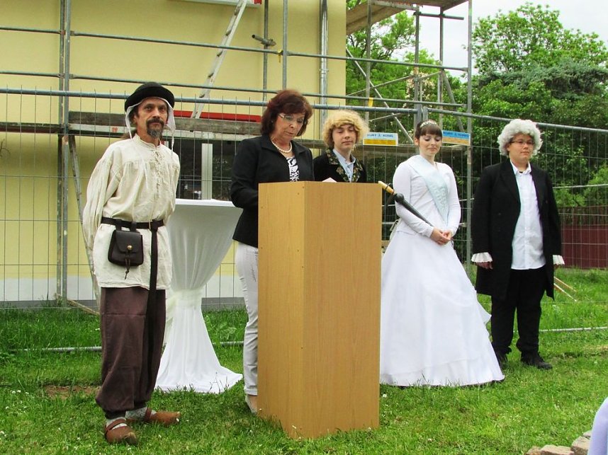 Wappenstein der Arterner Saline feierlich enth&uuml;llt