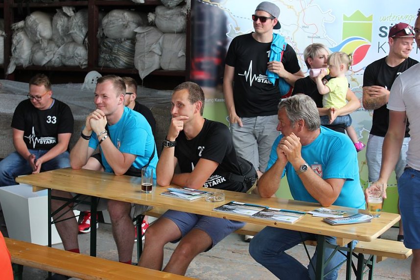 Sponsoren beim Schie&szlig;en auf dem Dickkopf