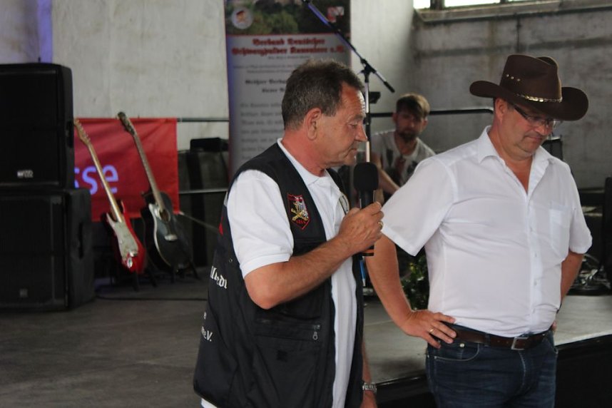 Sponsoren beim Schie&szlig;en auf dem Dickkopf