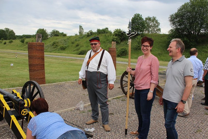 Sponsoren beim Schie&szlig;en auf dem Dickkopf