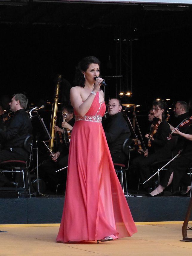 Femke Soetenga und David Arnsperger im Schlosshof