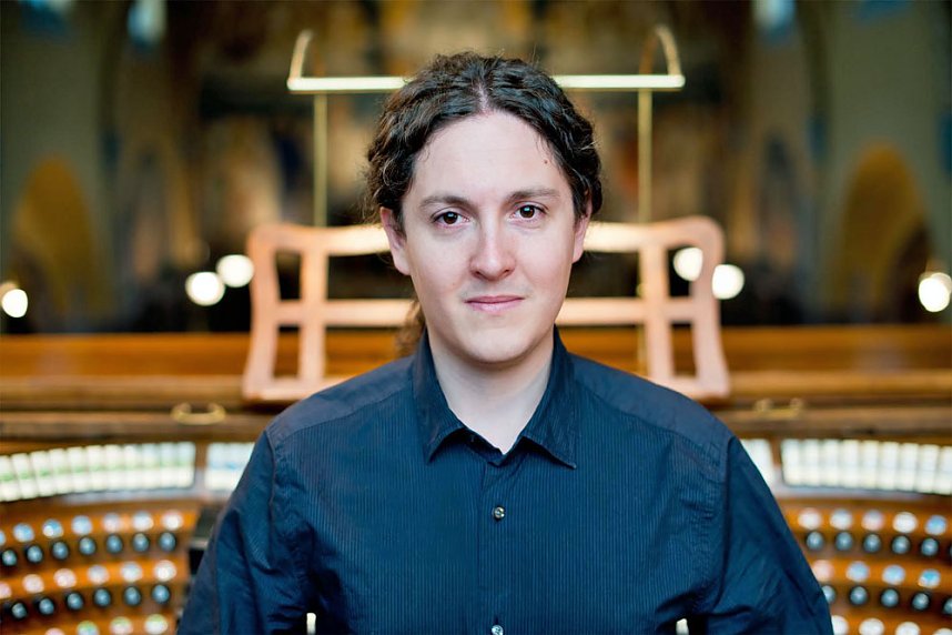 Dr. Bal&aacute;zs Szab&oacute; an der Orgel