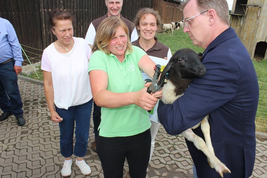  Ministerpr&auml;sident wird Pate von Tieren