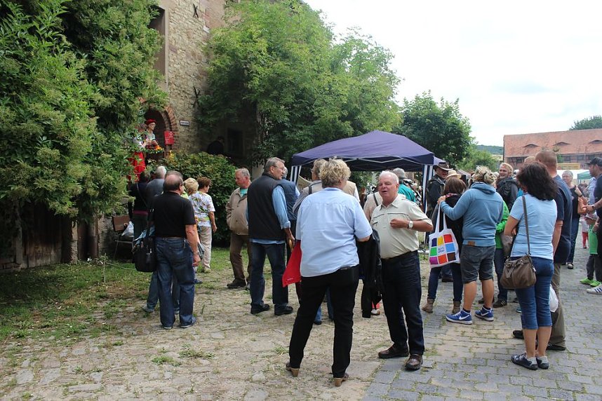  Beim Kirschmarkt in Braunsroda