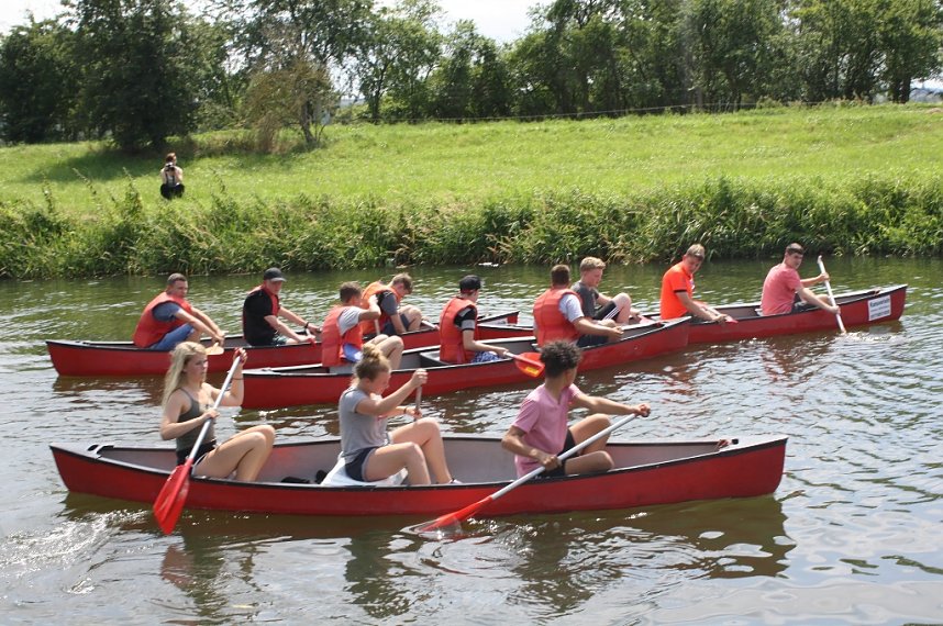 Paddeltour, Kletterturm und Denglisch�