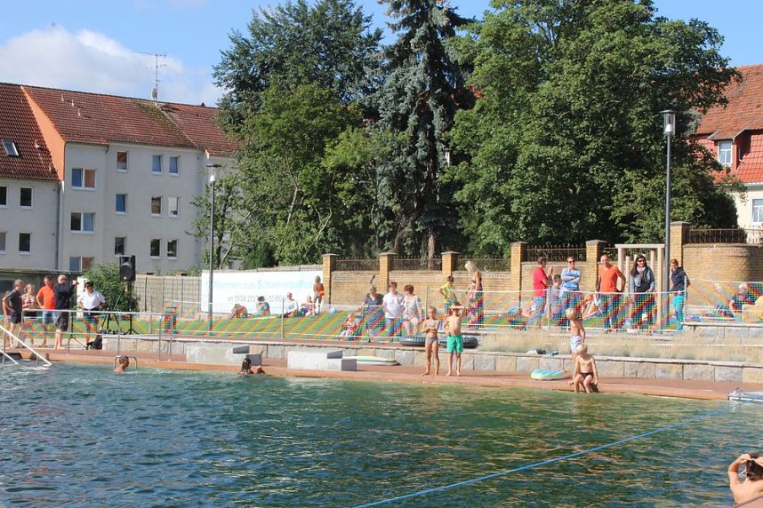 Schwimmbadfest er&ouml;ffnet