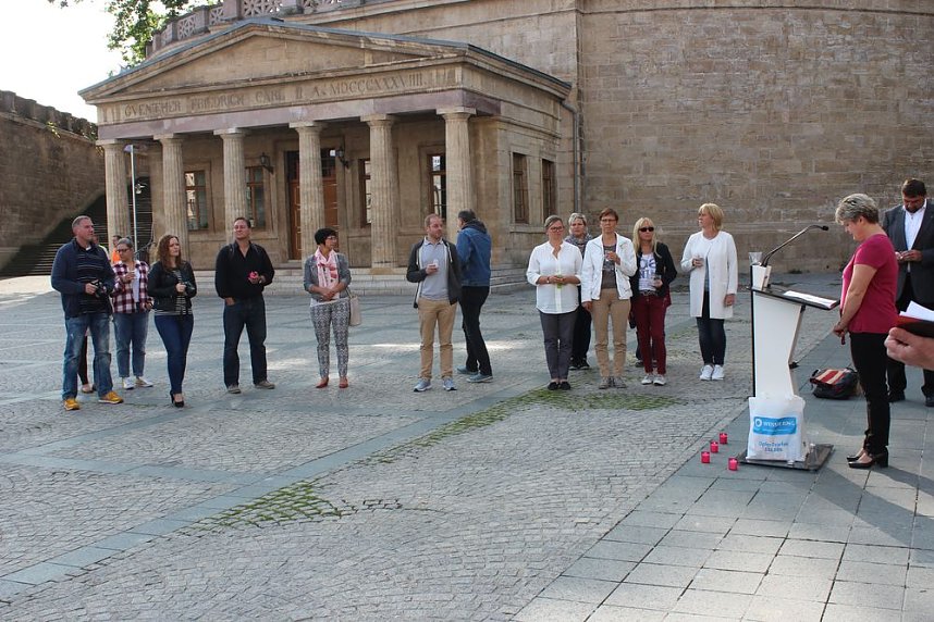 Menschenkette gegen Gewalt