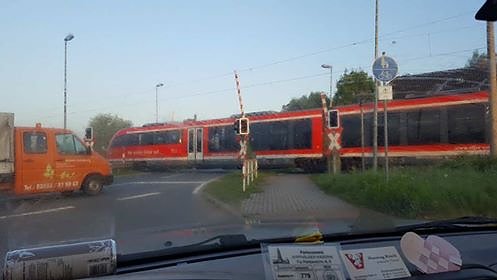 Vorsicht defekte Bahnschranke