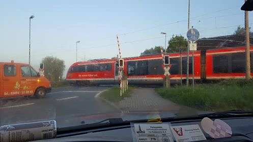 Vorsicht defekte Bahnschranke