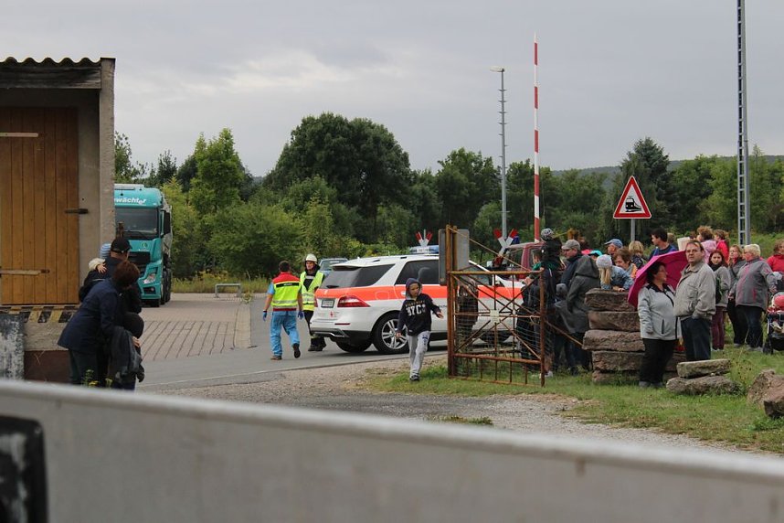 Am Gel&auml;nde des Eisenbahnvereines in der Erfurter Stra&szlig;e / Am Petersenschacht fand am sp&auml;ten Nachmittag eine Rettungsgro&szlig;&uuml;bung statt (<b>Update</b>)...  Die diesj&auml;hrigen Gro&szlig;&uuml;bung fand in der N&auml;he des Hauptbahnhofs in Sondershausen statt. Alle drei Jahr steht so eine Gro&szlig;&uuml;bung auf dem Plan. Waren es beim beim letzten Mal 30 Verletzte in einem Eisenbahnwaggon, waren dieses dieses Mal "nur" acht verl