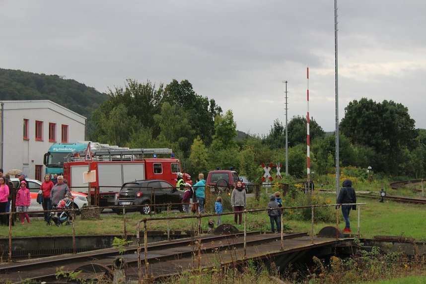 Am Gel&auml;nde des Eisenbahnvereines in der Erfurter Stra&szlig;e / Am Petersenschacht fand am sp&auml;ten Nachmittag eine Rettungsgro&szlig;&uuml;bung statt (<b>Update</b>)...  Die diesj&auml;hrigen Gro&szlig;&uuml;bung fand in der N&auml;he des Hauptbahnhofs in Sondershausen statt. Alle drei Jahr steht so eine Gro&szlig;&uuml;bung auf dem Plan. Waren es beim beim letzten Mal 30 Verletzte in einem Eisenbahnwaggon, waren dieses dieses Mal "nur" acht verl