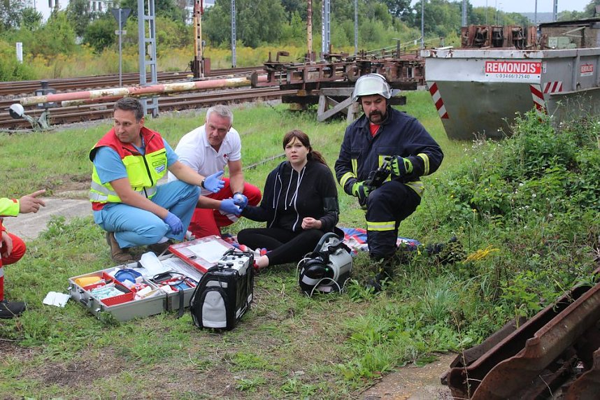 Am Gel&auml;nde des Eisenbahnvereines in der Erfurter Stra&szlig;e / Am Petersenschacht fand am sp&auml;ten Nachmittag eine Rettungsgro&szlig;&uuml;bung statt (<b>Update</b>)...  Die diesj&auml;hrigen Gro&szlig;&uuml;bung fand in der N&auml;he des Hauptbahnhofs in Sondershausen statt. Alle drei Jahr steht so eine Gro&szlig;&uuml;bung auf dem Plan. Waren es beim beim letzten Mal 30 Verletzte in einem Eisenbahnwaggon, waren dieses dieses Mal "nur" acht verl