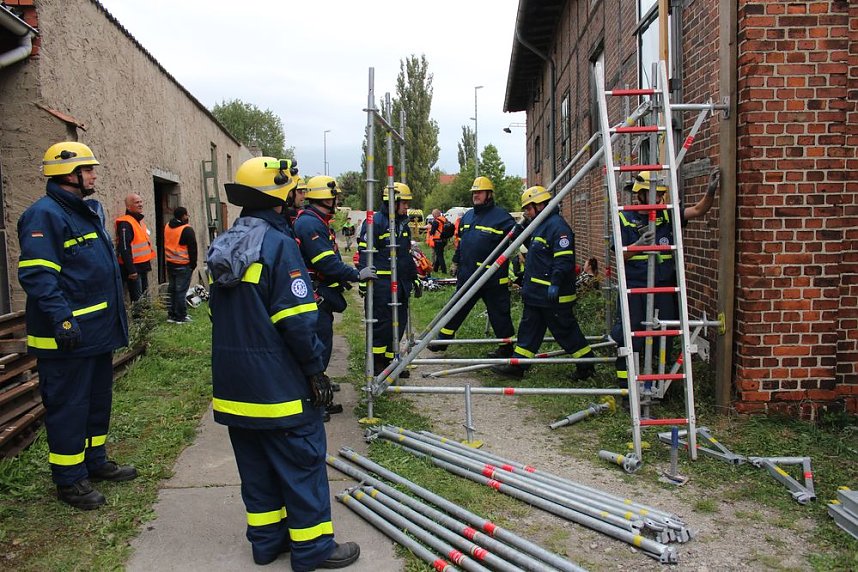 Am Gel&auml;nde des Eisenbahnvereines in der Erfurter Stra&szlig;e / Am Petersenschacht fand am sp&auml;ten Nachmittag eine Rettungsgro&szlig;&uuml;bung statt (<b>Update</b>)...  Die diesj&auml;hrigen Gro&szlig;&uuml;bung fand in der N&auml;he des Hauptbahnhofs in Sondershausen statt. Alle drei Jahr steht so eine Gro&szlig;&uuml;bung auf dem Plan. Waren es beim beim letzten Mal 30 Verletzte in einem Eisenbahnwaggon, waren dieses dieses Mal "nur" acht verl