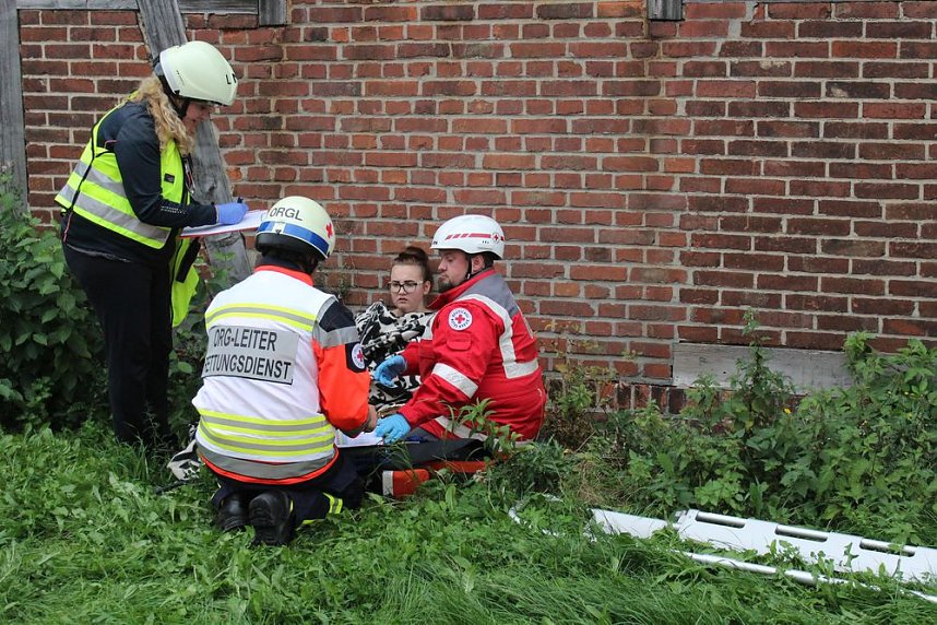 Am Gel&auml;nde des Eisenbahnvereines in der Erfurter Stra&szlig;e / Am Petersenschacht fand am sp&auml;ten Nachmittag eine Rettungsgro&szlig;&uuml;bung statt (<b>Update</b>)...  Die diesj&auml;hrigen Gro&szlig;&uuml;bung fand in der N&auml;he des Hauptbahnhofs in Sondershausen statt. Alle drei Jahr steht so eine Gro&szlig;&uuml;bung auf dem Plan. Waren es beim beim letzten Mal 30 Verletzte in einem Eisenbahnwaggon, waren dieses dieses Mal "nur" acht verl