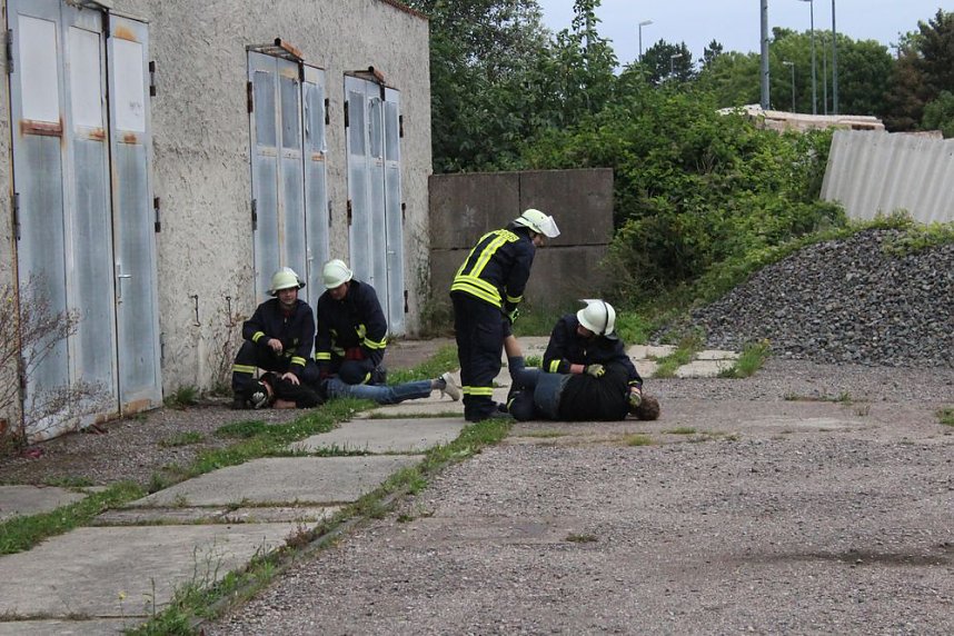 Am Gel&auml;nde des Eisenbahnvereines in der Erfurter Stra&szlig;e / Am Petersenschacht fand am sp&auml;ten Nachmittag eine Rettungsgro&szlig;&uuml;bung statt (<b>Update</b>)...  Die diesj&auml;hrigen Gro&szlig;&uuml;bung fand in der N&auml;he des Hauptbahnhofs in Sondershausen statt. Alle drei Jahr steht so eine Gro&szlig;&uuml;bung auf dem Plan. Waren es beim beim letzten Mal 30 Verletzte in einem Eisenbahnwaggon, waren dieses dieses Mal "nur" acht verl