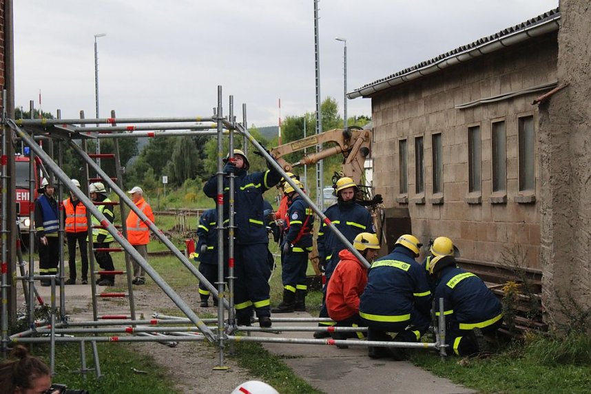 Am Gel&auml;nde des Eisenbahnvereines in der Erfurter Stra&szlig;e / Am Petersenschacht fand am sp&auml;ten Nachmittag eine Rettungsgro&szlig;&uuml;bung statt (<b>Update</b>)...  Die diesj&auml;hrigen Gro&szlig;&uuml;bung fand in der N&auml;he des Hauptbahnhofs in Sondershausen statt. Alle drei Jahr steht so eine Gro&szlig;&uuml;bung auf dem Plan. Waren es beim beim letzten Mal 30 Verletzte in einem Eisenbahnwaggon, waren dieses dieses Mal "nur" acht verl