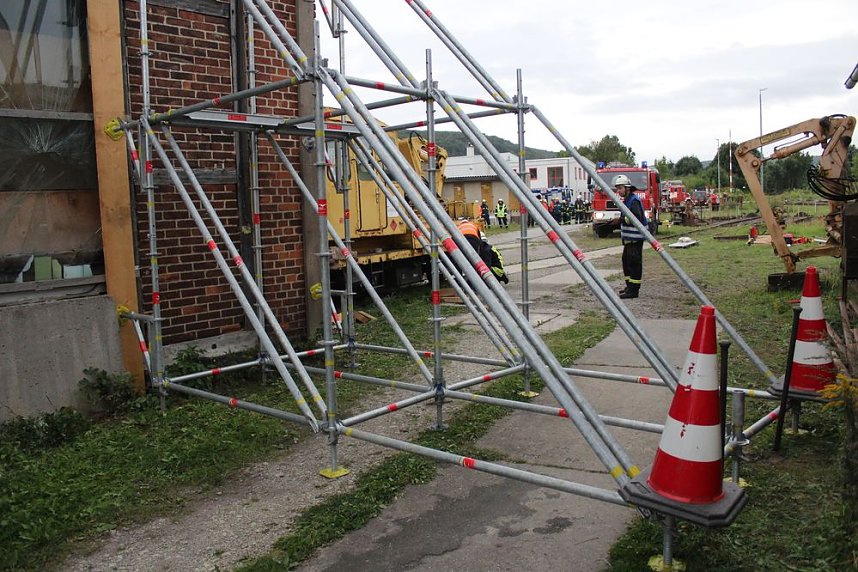 Am Gel&auml;nde des Eisenbahnvereines in der Erfurter Stra&szlig;e / Am Petersenschacht fand am sp&auml;ten Nachmittag eine Rettungsgro&szlig;&uuml;bung statt (<b>Update</b>)...  Die diesj&auml;hrigen Gro&szlig;&uuml;bung fand in der N&auml;he des Hauptbahnhofs in Sondershausen statt. Alle drei Jahr steht so eine Gro&szlig;&uuml;bung auf dem Plan. Waren es beim beim letzten Mal 30 Verletzte in einem Eisenbahnwaggon, waren dieses dieses Mal "nur" acht verl