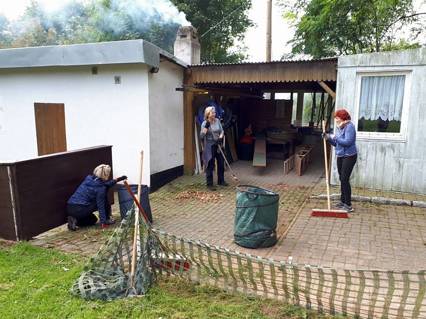 Arbeitseinsatz auf dem Hundeplatz an der Trift