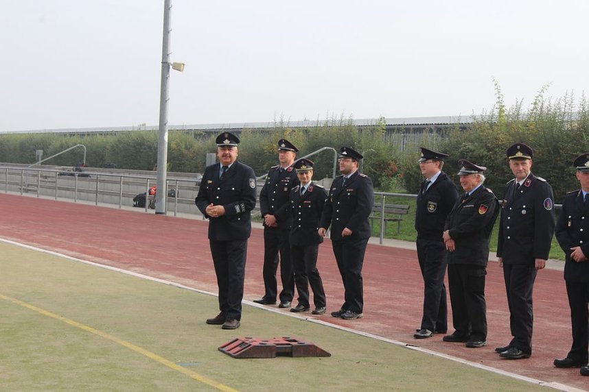Leistungsspange von jungen Feuerwehrleuten erk&auml;mpft