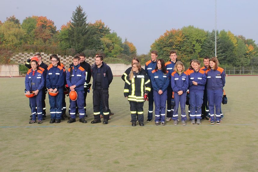 Leistungsspange von jungen Feuerwehrleuten erk&auml;mpft