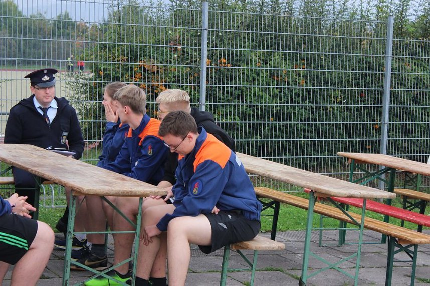 Leistungsspange von jungen Feuerwehrleuten erk&auml;mpft