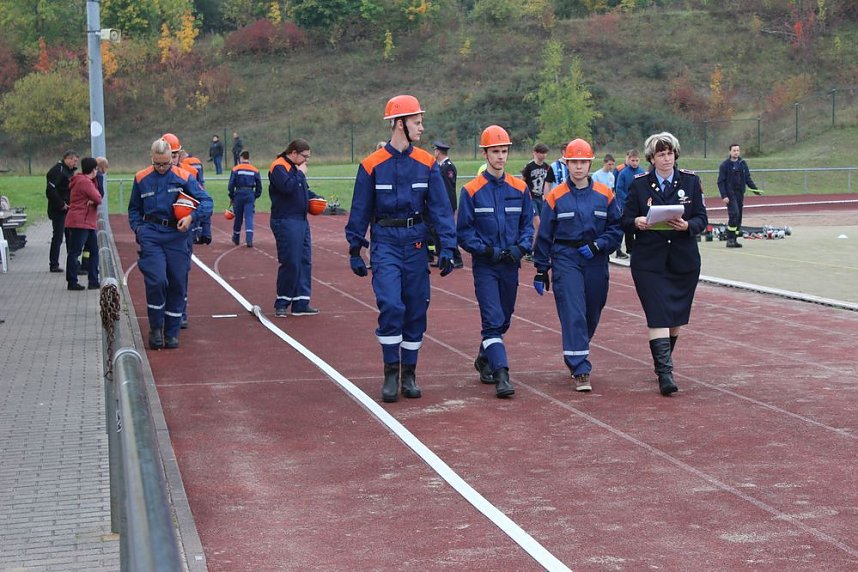 Leistungsspange von jungen Feuerwehrleuten erk&auml;mpft