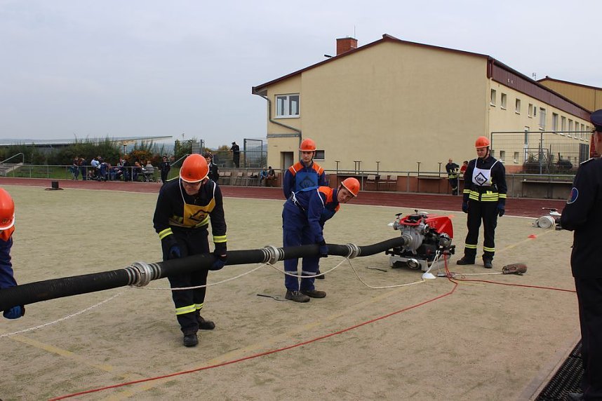 Leistungsspange von jungen Feuerwehrleuten erk&auml;mpft