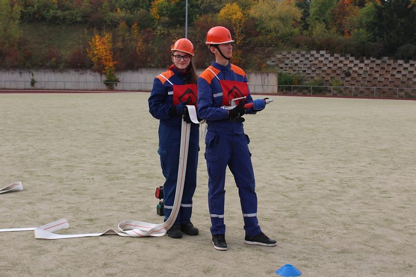 Leistungsspange von jungen Feuerwehrleuten erk&auml;mpft
