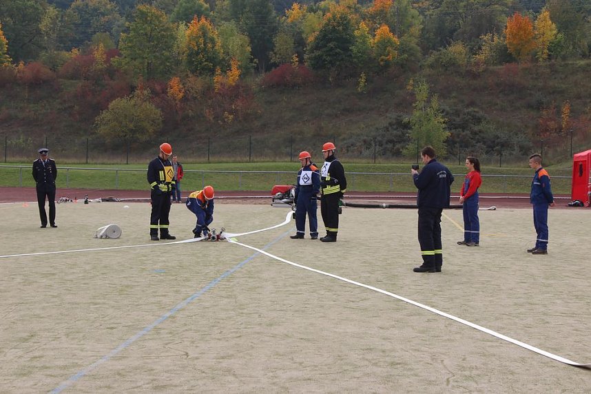 Leistungsspange von jungen Feuerwehrleuten erk&auml;mpft