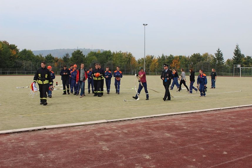 Leistungsspange von jungen Feuerwehrleuten erk&auml;mpft