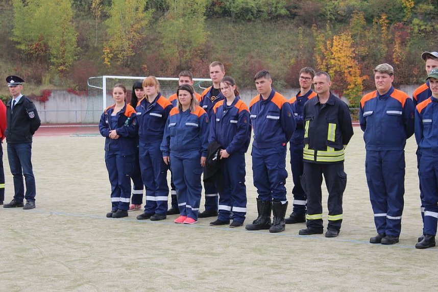Leistungsspange von jungen Feuerwehrleuten erk&auml;mpft