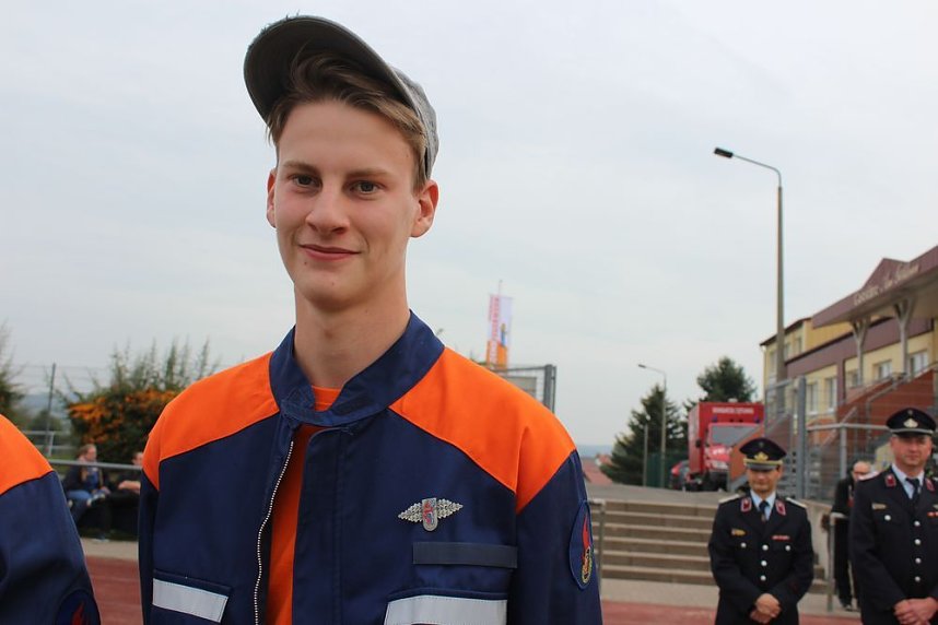 Leistungsspange von jungen Feuerwehrleuten erk&auml;mpft