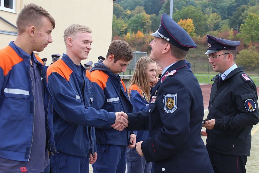 Leistungsspange von jungen Feuerwehrleuten erk&auml;mpft
