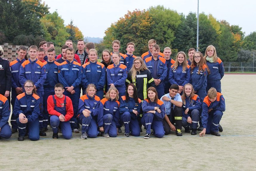 Leistungsspange von jungen Feuerwehrleuten erk&auml;mpft