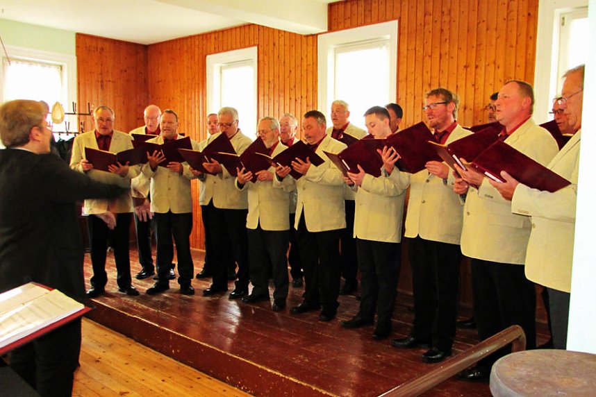 Holzsu&szlig;rarer M&auml;nnergesangsverein begeistert Alterskameraden.