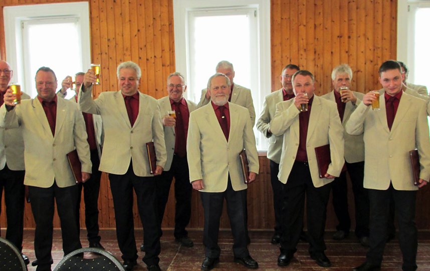 Holzsu&szlig;rarer M&auml;nnergesangsverein begeistert Alterskameraden.