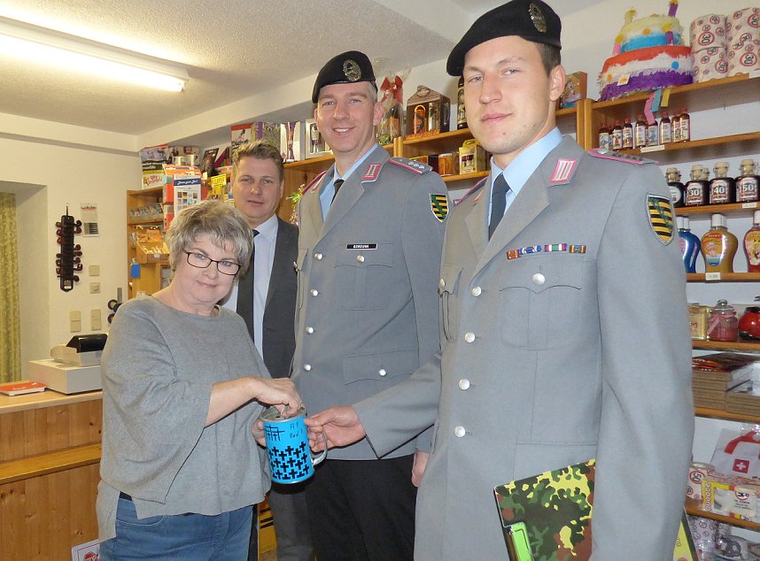 Soldaten sammeln f&uuml;r die Kriegsgr&auml;berf&uuml;rsorge