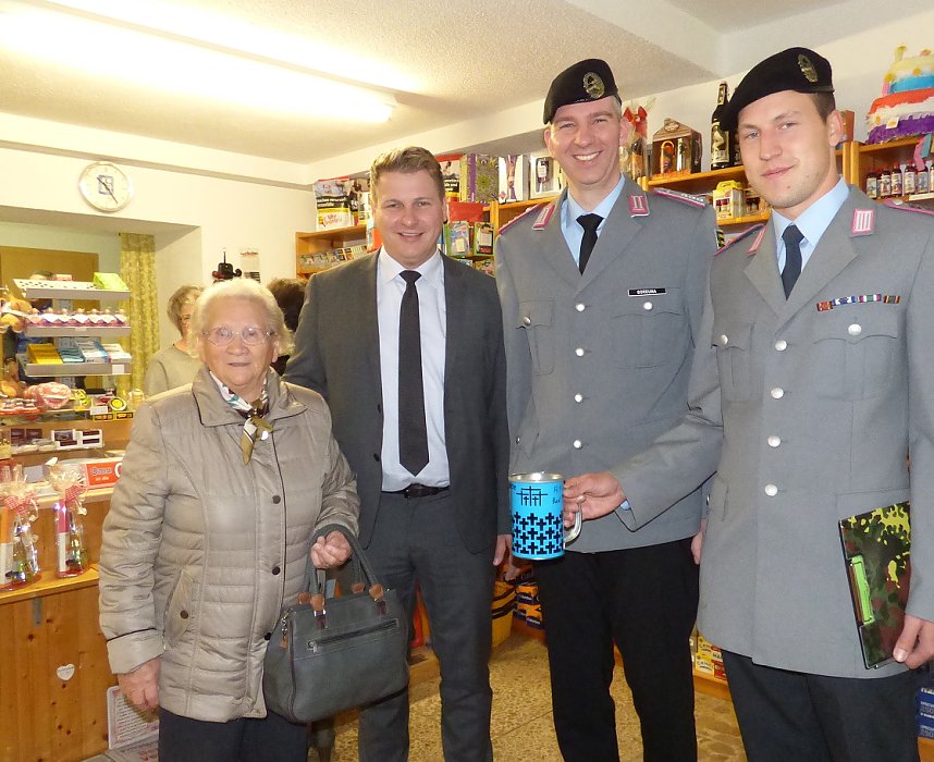 Soldaten sammeln f&uuml;r die Kriegsgr&auml;berf&uuml;rsorge