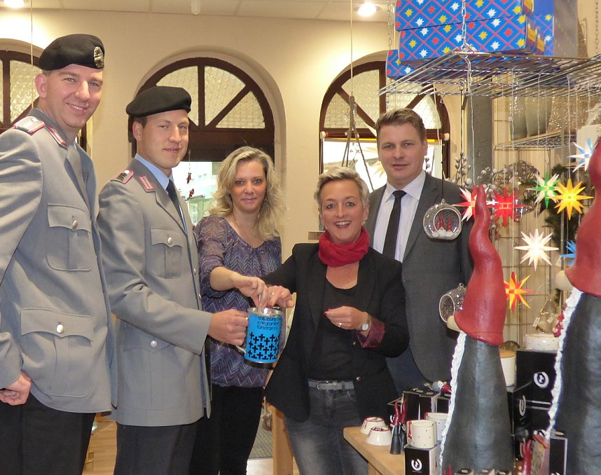 Soldaten sammeln f&uuml;r die Kriegsgr&auml;berf&uuml;rsorge