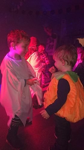 Kinder Halloween in Badra