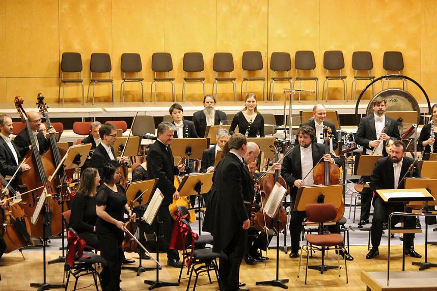 Urauff&uuml;hrung mit neuen St&uuml;hlen