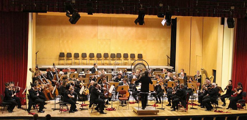 Urauff&uuml;hrung mit neuen St&uuml;hlen