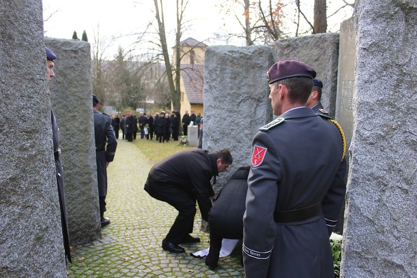 Der Opfer von Gewalt und Kriegen gedacht