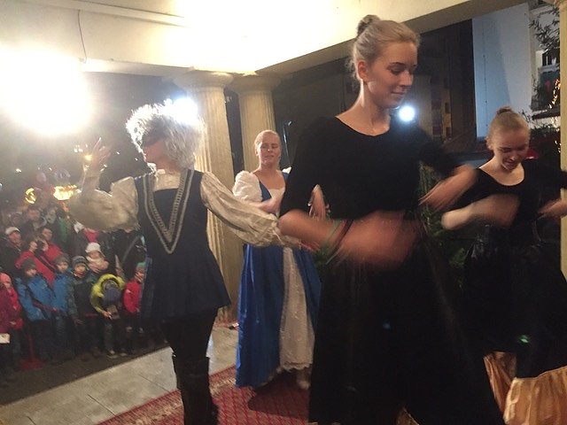 T&auml;nzerische Vorweihnachtszeit