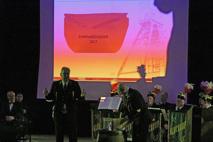 Ehrenarschleder zwei Mal verliehen.