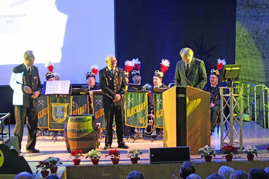 Ehrenarschleder zwei Mal verliehen.